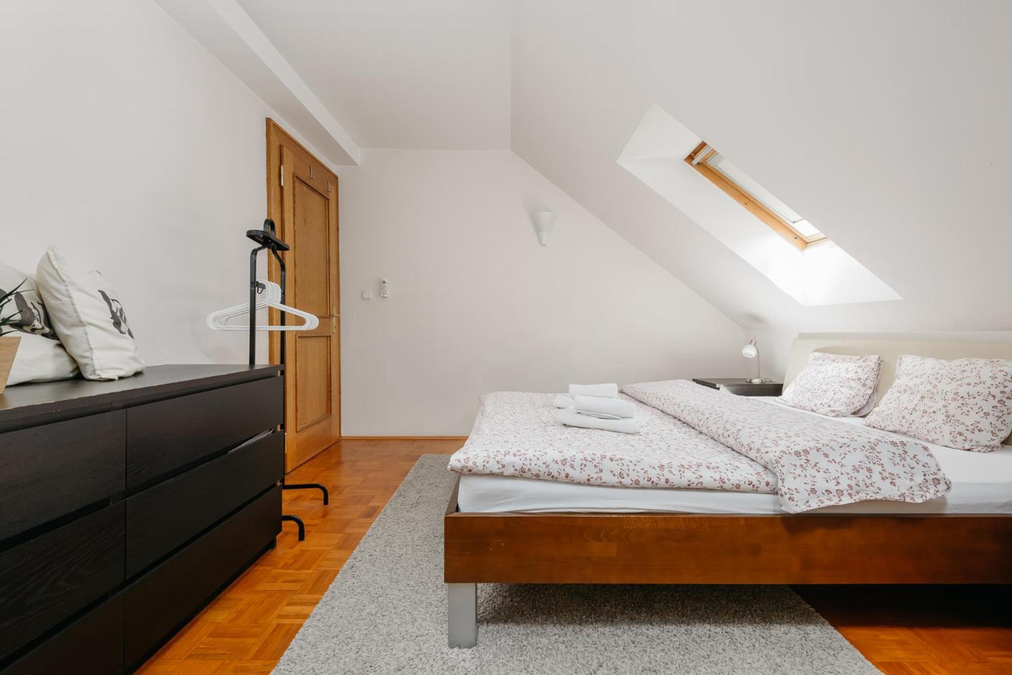 Roy 2 Bdr Apartment With Prague Castle View, Parking & Ac 外观 照片
